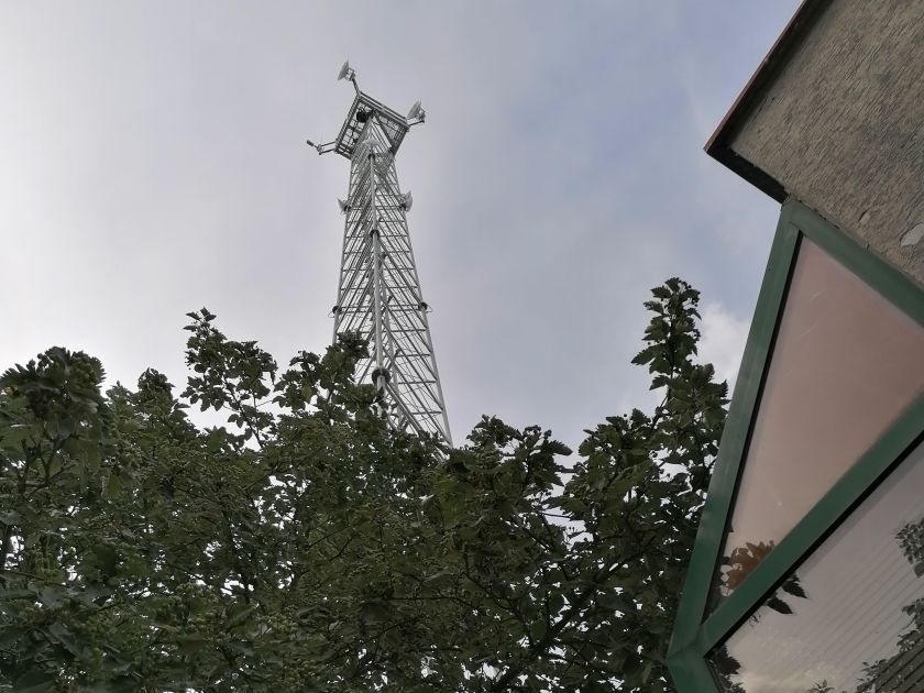 Der neue Mast des Flussinformationssystems