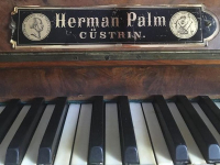 Ein antikes Klavier kam zurück nach Kostrzyn