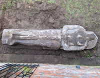 Ritter aus der St&uuml;lpnagel-Kaserne aus den Tr&uuml;mmern geborgen